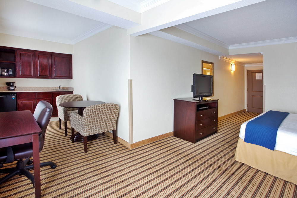 Holiday Inn Express Hotel & Suites Byron, An Ihg Hotel Экстерьер фото